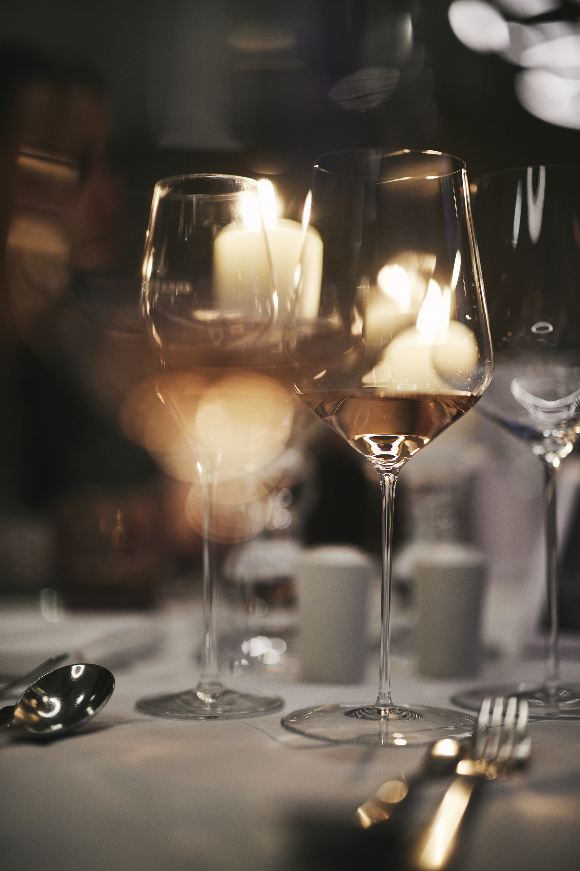Weingläser mit Roséwein auf einem gedeckten Tisch
